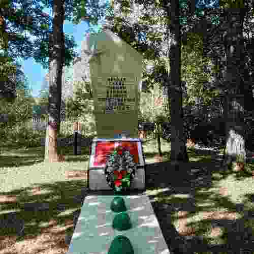 Братская могила советских воинов, павших в боях с фашистами, 1941-1942 гг.